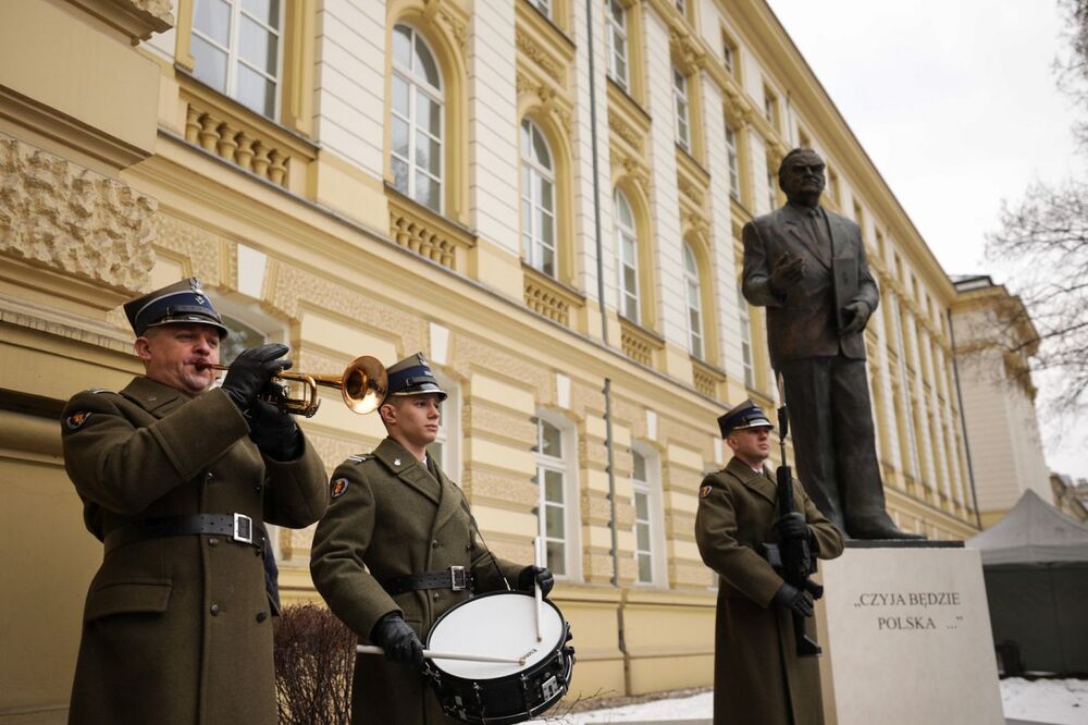 Uroczystości przy pomniku Jana Olszewskiego przed Kancelarią Prezesa Rady Ministrów – Warszawa, 7 lutego 2023. Fot. Mikołaj Bujak (IPN)