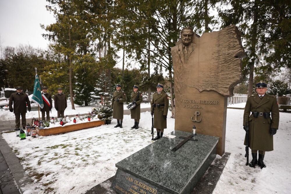 Uroczystości w czwartą rocznicę śmierci premiera Jana Olszewskiego na Cmentarzu Wojskowym na Powązkach – Warszawa, 7 lutego 2023. Fot. Mikołaj Bujak (IPN)