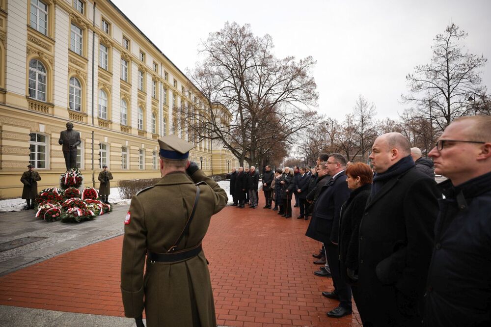 Uroczystości przy pomniku Jana Olszewskiego przed Kancelarią Prezesa Rady Ministrów – Warszawa, 7 lutego 2023. Fot. Mikołaj Bujak (IPN)