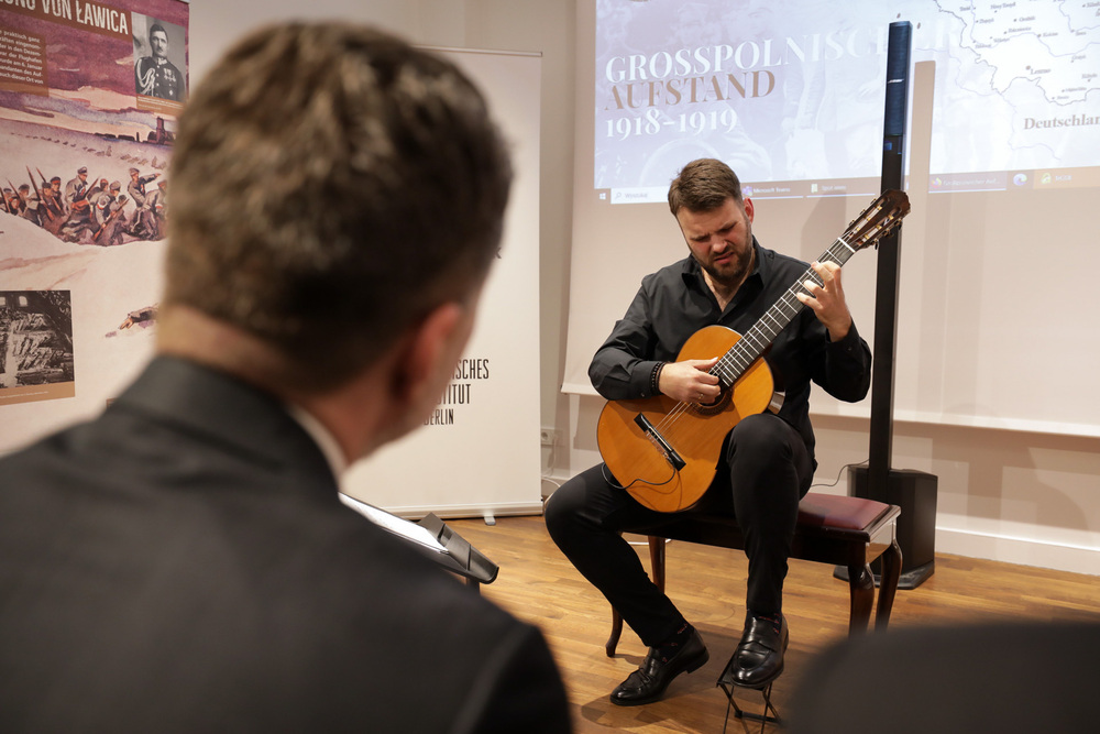 Koncert Łukasza Kuropaczewskiego – Berlin, 14 lutego 2023. Fot. Mikołaj Bujak (IPN)