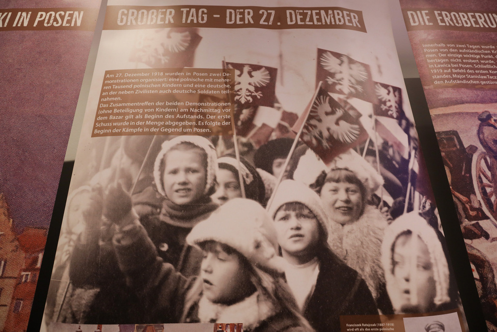 Plansza wystawy „Powstanie Wielkopolskie 1918–1919” w niemieckiej wersji językowej – Berlin, 14 lutego 2023. Fot. Mikołaj Bujak (IPN)