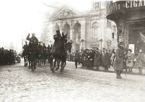 Wkroczenie wojsk polskich do Bydgoszczy w ramach akcji rewindykacji, styczeń 1920 r. Na czele oddziału przejeżdżającego przez pl. Teatralny gen. Józef Dowbor Muśnicki, obok płk. Marquete reprezentujący armię francuską. Fot. ze zbiorów NAC