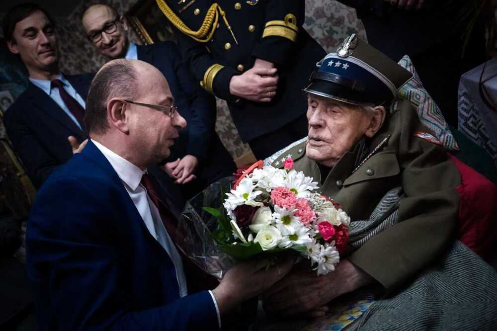Wiceprezes IPN dr Mateusz Szpytma odwiedził płk. Kazimierza Klimczaka w dniu urodzin – 15 lutego 2023. Fot. Sławek Kasper (IPN)