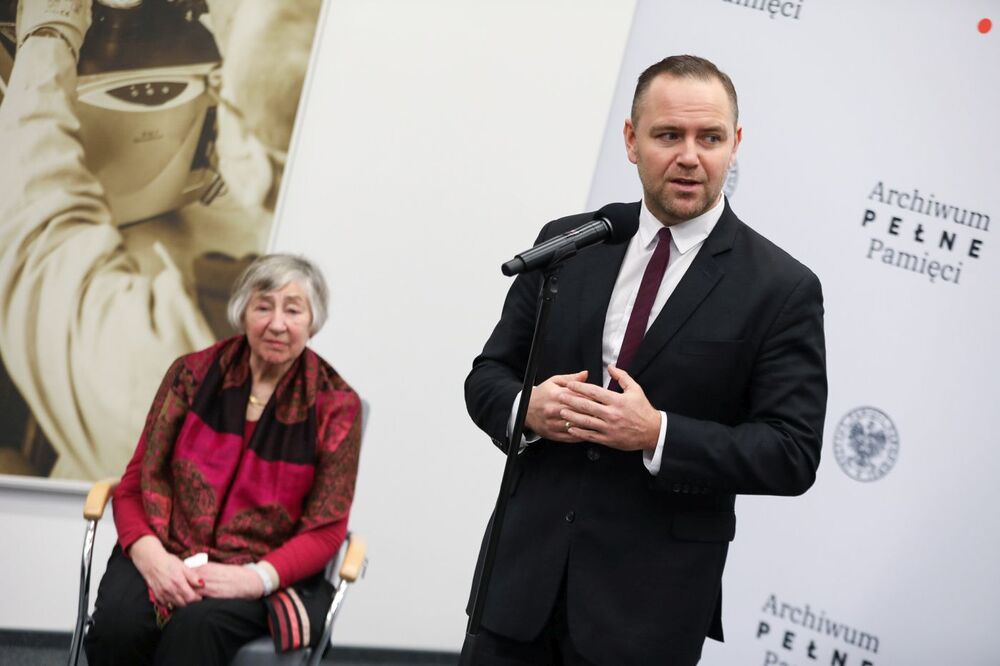 Prezes Instytutu Pamięci Narodowej dr Karol Nawrocki. W tle Krystyna Krzeczkowska – Warszawa, 17 lutego 2023. Fot. Mikołaj Bujak (IPN)