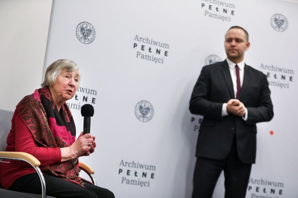 Krystyna Krzeczkowska. W tle prezes Instytutu Pamięci Narodowej dr Karol Nawrocki. – Warszawa, 17 lutego 2023. Fot. Mikołaj Bujak (IPN)