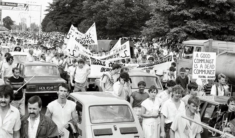 Demonstracja antykomunistyczna Solidarności Walczącej w czasie wizyty prezydenta USA George'a Busha w Gdańsku. Demonstracji w okolicy ulicy Podwale Grodzkie, w głębi fragment wieżowca zwanym "Zieleniakiem". Fot. Stanisław Składanowski. 11 lipca 1989 r. (fotografia ze zbiorów IPN, sygn. IPNBU-3-11-7-185)