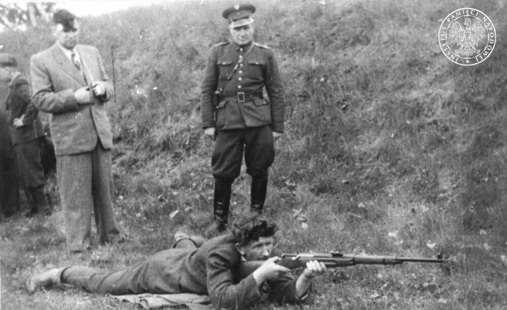 Członek ORMO pow. Żnin podczas strzelania z karabinku sportowego (kbks), 1953 r. (fot. z zasobu IPN)