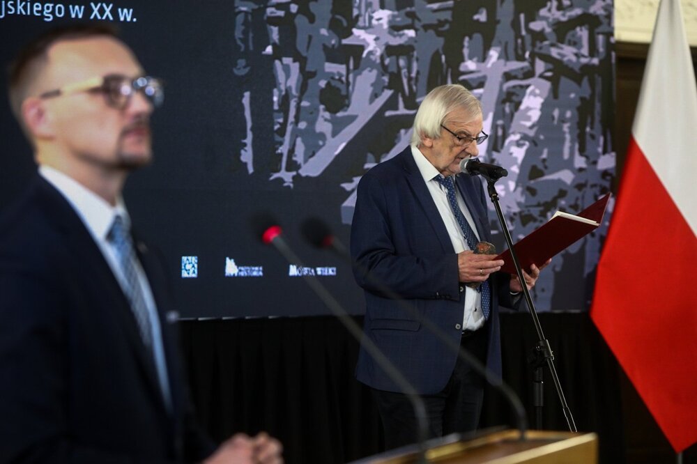 List od marszałek Sejmu Elżbiety Witek, skierowany do uczestników konferencji, odczytał wicemarszałek Ryszard Terlecki – Warszawa, 23 lutego 2023. Fot. Sławek Kasper (IPN)