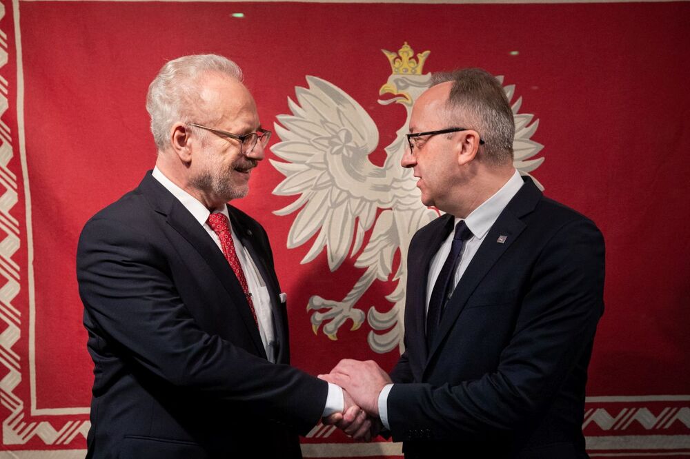 Prezydent Łotwy Egils Levits i wiceprezes IPN dr hab. Karol Polejowski w Mauzoleum Prezydentów RP na uchodźstwie – Warszawa, 23 lutego 2023. Fot. Mikołaj Bujak (IPN)