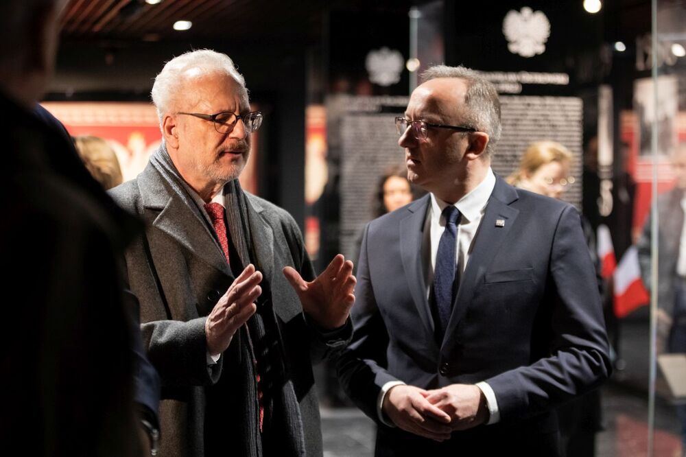 Prezydent Łotwy Egils Levits i wiceprezes IPN dr hab. Karol Polejowski w Mauzoleum Prezydentów RP na uchodźstwie – Warszawa, 23 lutego 2023. Fot. Mikołaj Bujak (IPN)