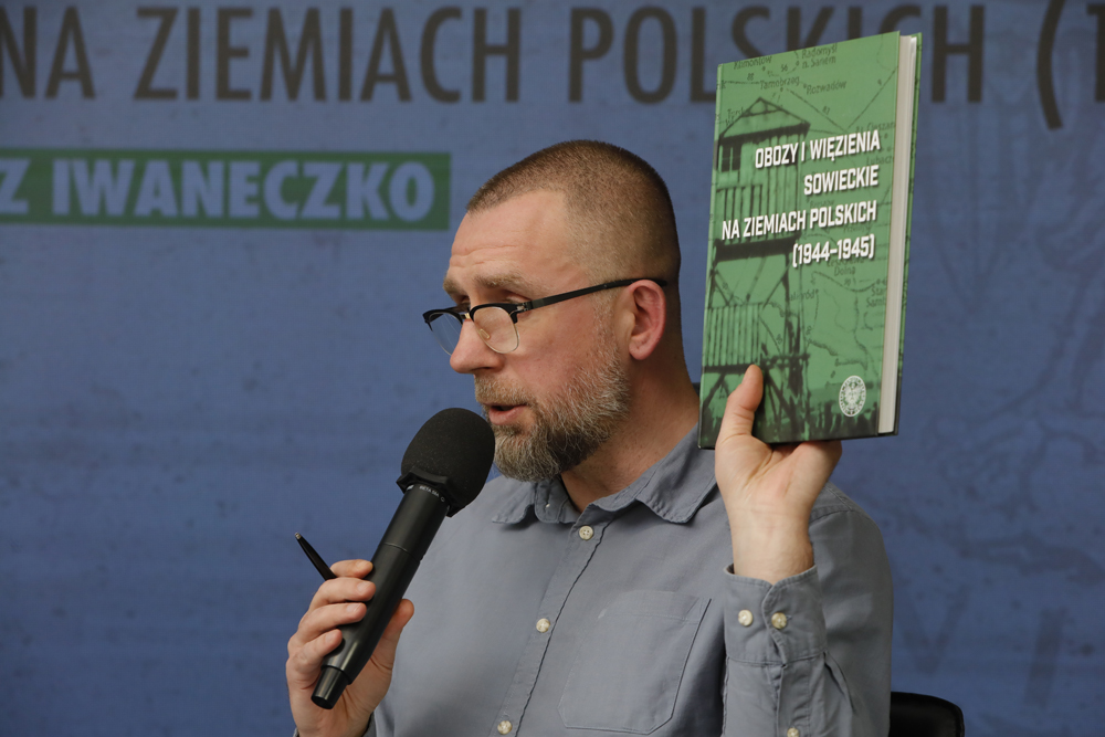 Rozmowa z dr. hab. Dariuszem Iwaneczką o książce „Obozy i więzienia sowieckie na ziemiach polskich (1944–1945). Leksykon” – Warszawa, 22 lutego 2023. Fot. Piotr Życieński (IPN)
