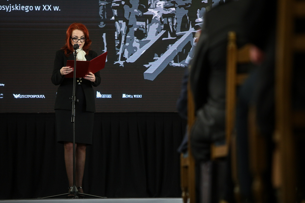 Agnieszka Kaczmarska – szefowa Kancelarii Sejmu. Międzynarodowa konferencja „Imperializm spod znaku dwugłowego orła i czerwonej gwiazdy. Ofiary komunizmu i imperializmu rosyjskiego w XX w.” – Warszawa, 23 lutego 2023. Fot. Sławek Kasper (IPN)