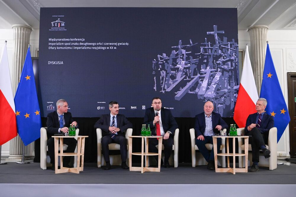 Międzynarodowa konferencja „Imperializm spod znaku dwugłowego orła i czerwonej gwiazdy. Ofiary komunizmu i imperializmu rosyjskiego w XX w. – Warszawa, 23 lutego 2023. Fot. Anna Strzyżak (Kancelaria Sejmu RP)