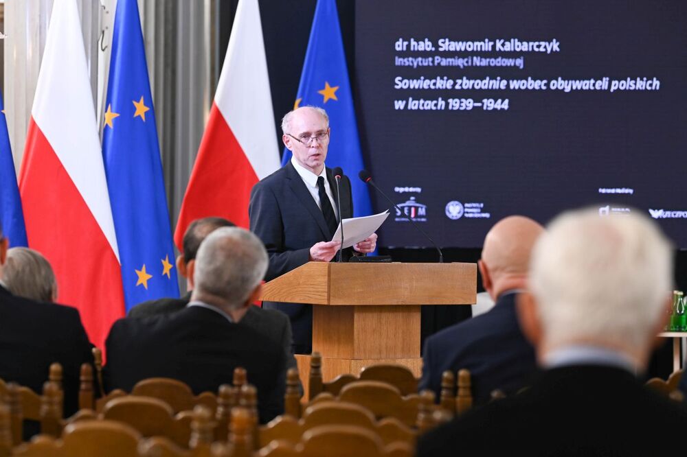 Międzynarodowa konferencja „Imperializm spod znaku dwugłowego orła i czerwonej gwiazdy. Ofiary komunizmu i imperializmu rosyjskiego w XX w. Na zdj. dr hab. Sławomir Kalbarczyk (IPN) – Warszawa, 23 lutego 2023. Fot. Anna Strzyżak (Kancelaria Sejmu RP)