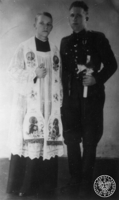Jezuita o. Władysław Gurgacz (z lewej) z nieznanym z nazwiska żołnierzem, w dniu jego chrztu (13 VI 1946 r.). Mężczyzna nawrócił się pod wpływem nauk głoszonych w szpitalu, w którym funkcję kapelana pełnił o. Gurgacz (fot. z zasobu IPN)