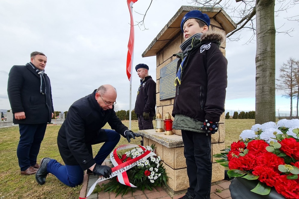 Złożenie kwiatów przy Dębach Pamięci ku czci katyńczyków z gm. Markowa: mjr. Antoniego Fleszara, kpt. Władysława Ciekota i kpt. Franciszka Michnara – Markowa, 5 marca 2023. Fot. Sławek Kasper (IPN)