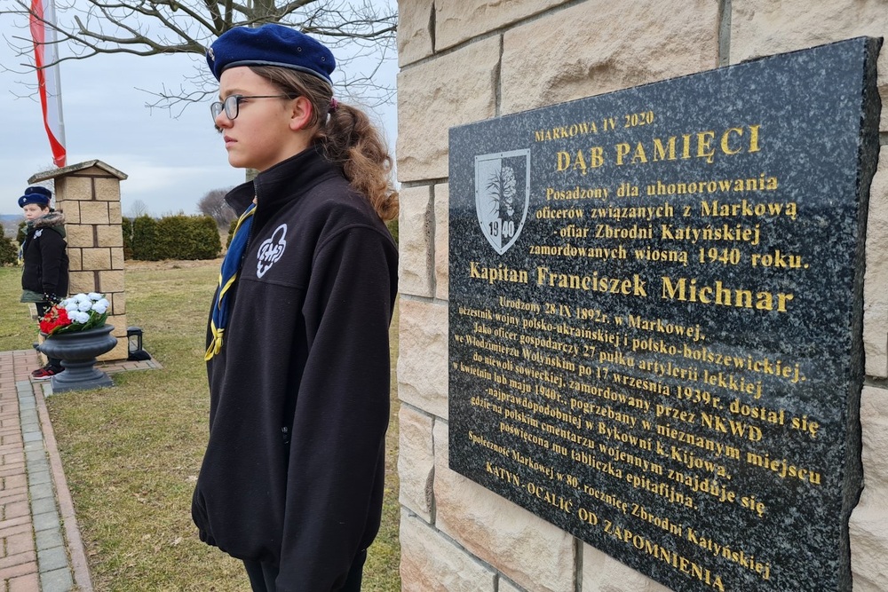 Złożenie kwiatów przy Dębach Pamięci ku czci katyńczyków z gm. Markowa: mjr. Antoniego Fleszara, kpt. Władysława Ciekota i kpt. Franciszka Michnara – Markowa, 5 marca 2023. Fot. Sławek Kasper (IPN)