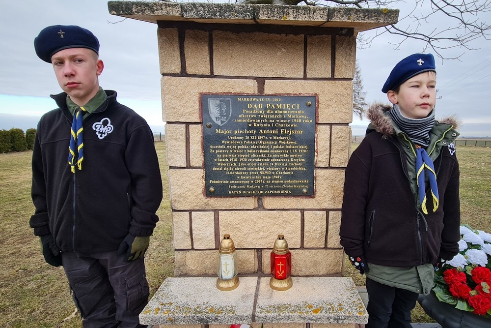 Złożenie kwiatów przy Dębach Pamięci ku czci katyńczyków z gm. Markowa: mjr. Antoniego Fleszara, kpt. Władysława Ciekota i kpt. Franciszka Michnara – Markowa, 5 marca 2023. Fot. Sławek Kasper (IPN)