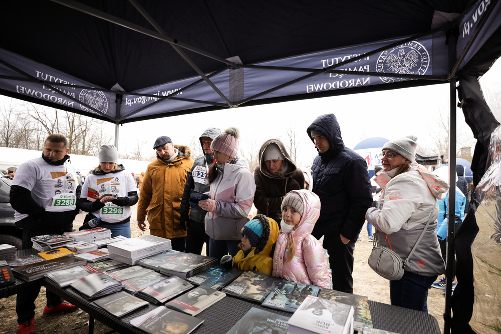 Stoisko Wydawnictwa IPN podczas biegu „Tropem Wilczym” w Forcie Bema – Warszawa, 5 marca 2023. Fot. Mikołaj Bujak (IPN)