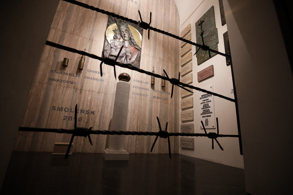 Odnowiona kaplica katyńska w bazylice św. Krzyża przy Krakowskim Przedmieściu – Warszawa, 5 marca 2023. Fot. Mikołaj Bujak (IPN)