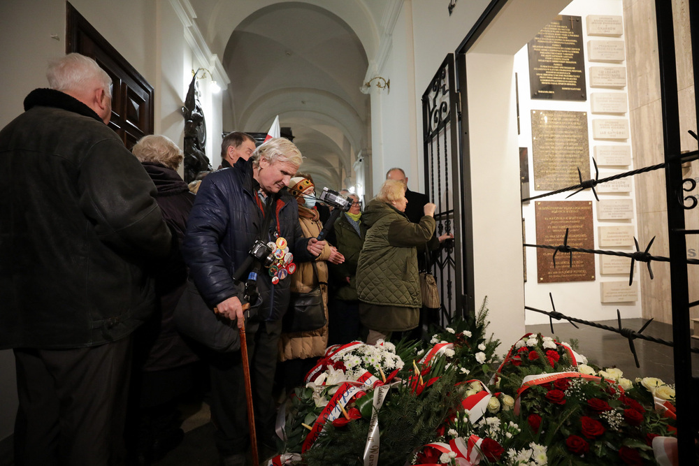 Złożenie kwiatów w kaplicy katyńskiej – Warszawa, 5 marca 2023. Fot. Mikołaj Bujak (IPN)