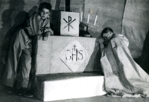 Inscenizacja „Kordiana” w wykonaniu zespołu młodzieżowego. Na zdjęciu widoczni odtwórcy głównych ról: Marian Różański, Bohdan Czaykowski, Osiedle Dzieci Polskich w Balachadi, 1945 r. Fot. z zasobu AIPN