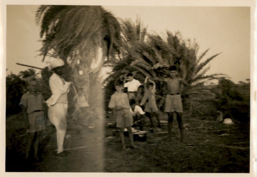 Wódz zuchowy, Bogdan Czaykowski (stoi w tle), Osiedle Polskie w Valivade, ok. 1947 r. Fot. z zasobu AIPN