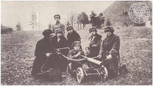 Ćwiczenia Ochotniczej Legii Kobiet z karabinem maszynowym. Komendantka Aleksandra Zagórska z legionistkami: przy karabinie B. Janota, Maria Szymańska, Maria Stankiewicz, Stanisława Brückman, Irena Stankiewicz, Inka Kleczkowska. Lwów, 1920 r. Fot. z zasobu AIPN