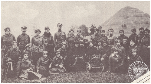 Ćwiczenia Ochotniczej Legii Kobiet z karabinami maszynowymi na Wysokim Zamku. Wśród sfotografowanych: por. Emil Sikora, komendant Miejskiej Straży Obywatelskiej Lwowa w 1918 r., Wit Sulmirski i komendantka OLK ppłk. Aleksandra Zagórska. Lwów, 1921 r. Fot. z zasobu AIPN