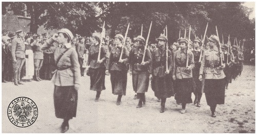 Defilada Ochotniczej Legii Kobiet przed gen. Emilem Gołogórskim. Oddział prowadzi ppor. Józefa Pawłowska. Lwów, maj 1920 r. Fot. z zasobu AIPN