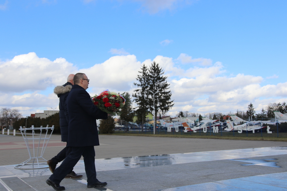 Złożenie kwiatów pod pomnikiem  lotników Dęblińskiej Szkoły Orląt – Dęblin, 8 marca 2023. Fot. IPN