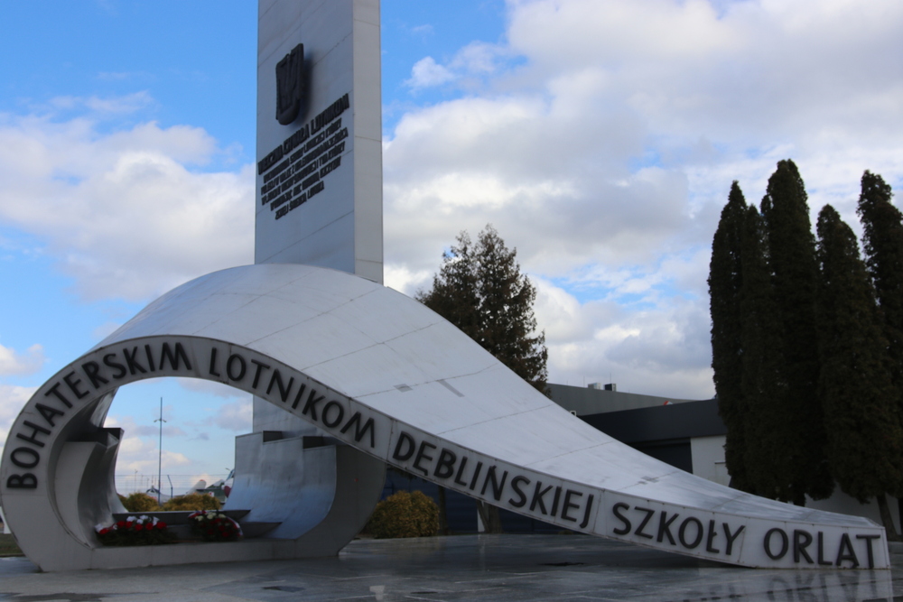 Pomnik lotników Dęblińskiej Szkoły Orląt – Dęblin, 8 marca 2023. Fot. IPN