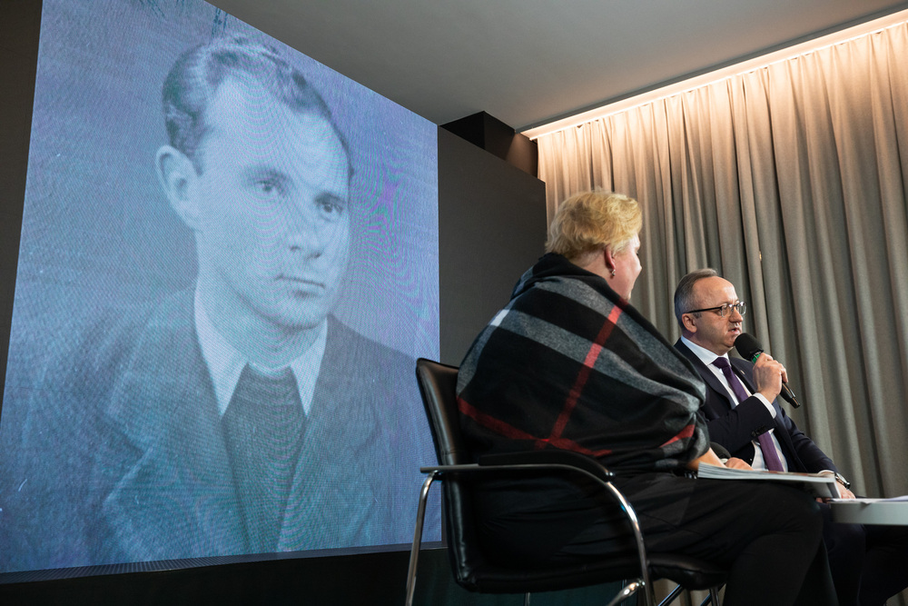 Kinga Hałacińska i dr hab. Karol Polejowski rozmawiający o Emanuelu Prokeschu. Spotkanie promujące „Biuletyn IPN” – Warszawa, 9 marca 2023. Fot. Mikołaj Bujak (IPN)