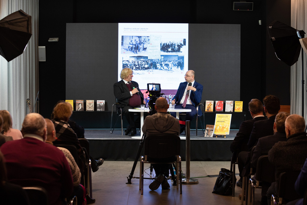 Jan Ruman i dr Mateusz Szpytma rozmawiający o Polakach ratujących Żydów. Spotkanie promujące „Biuletyn IPN” – Warszawa, 9 marca 2023. Fot. Mikołaj Bujak (IPN)