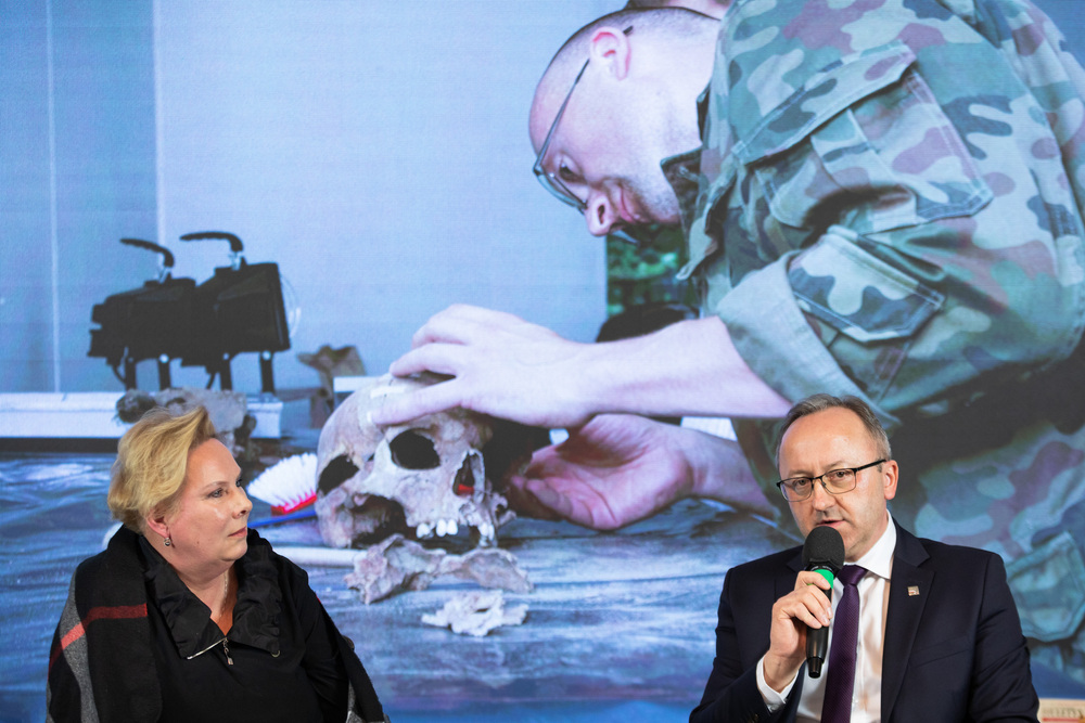 Kinga Hałacińska i dr hab. Karol Polejowski rozmawiający o Emanuelu Prokeschu. Spotkanie promujące „Biuletyn IPN” – Warszawa, 9 marca 2023. Fot. Mikołaj Bujak (IPN)