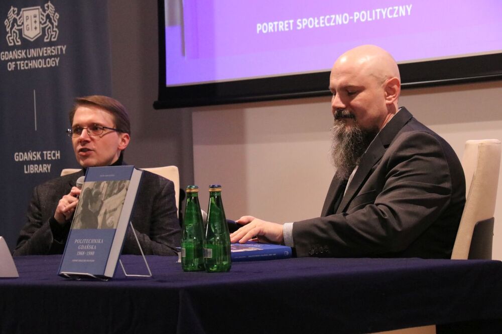 Piotr Abryszeński (L) i Daniel Wicenty (L) podczas promocji publikacji „Politechnika Gdańska 1968-1980. Portret społeczno-polityczny” – Gdańsk, 10 marca 2023. Fot. Marcin Węgliński (IPN)