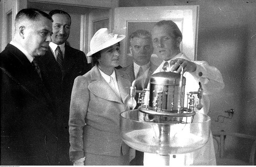 Uroczystość poświęcenia Zakładu w Rabce. Jan Zienkiewicz demonstruje prezydentowej Marii Mościckiej działanie jednego z urządzeń leczniczych (fot. NAC)