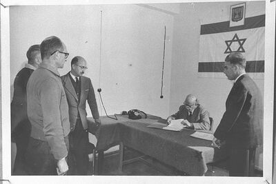 Adolf Eichmann (z lewej) oczekuje na przesłuchanie w izraelskim areszcie. Fot. Israel Government Press Office (Israel National Photo Collection D412-001) [Public domain]