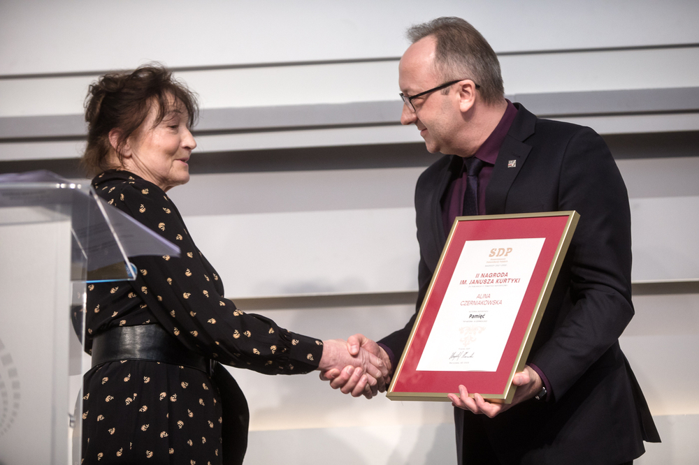 Alina Czerniakowska, laureatka II nagrody im. Janusza Kurtyki i dr hab. Karol Polejowski, zastępca prezesa IPN – Warszawa, 14 marca 2023. Fot. Sławek Kasper (IPN)
