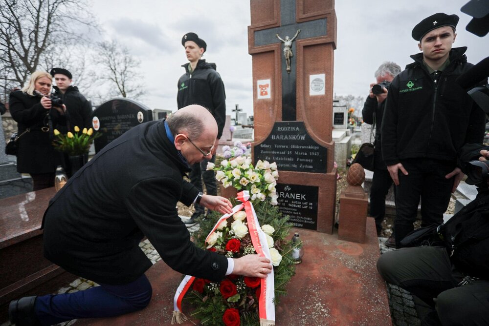 Uroczystości w Miechowie i Siedliskach upamiętniające rodzinę Baranków i ukrywanych przez nią Żydów, zamordowanych przez Niemców w 1943 r. Fot. Sławek Kasper (IPN)