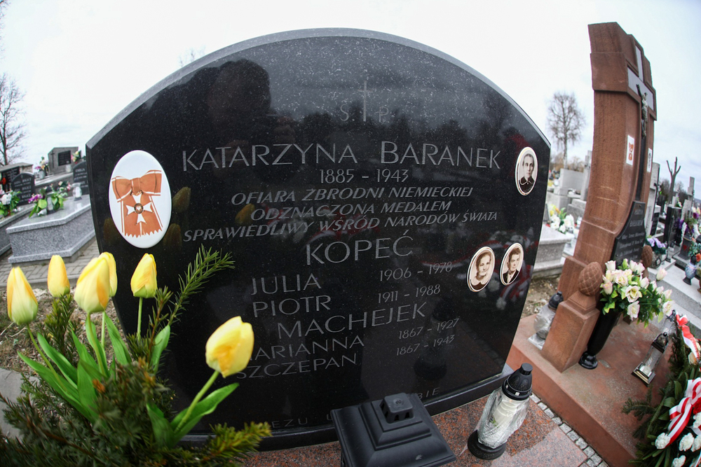 Uroczystości w Miechowie i Siedliskach upamiętniające rodzinę Baranków i ukrywanych przez nią Żydów, zamordowanych przez Niemców w 1943 r. Fot. Sławek Kasper (IPN)