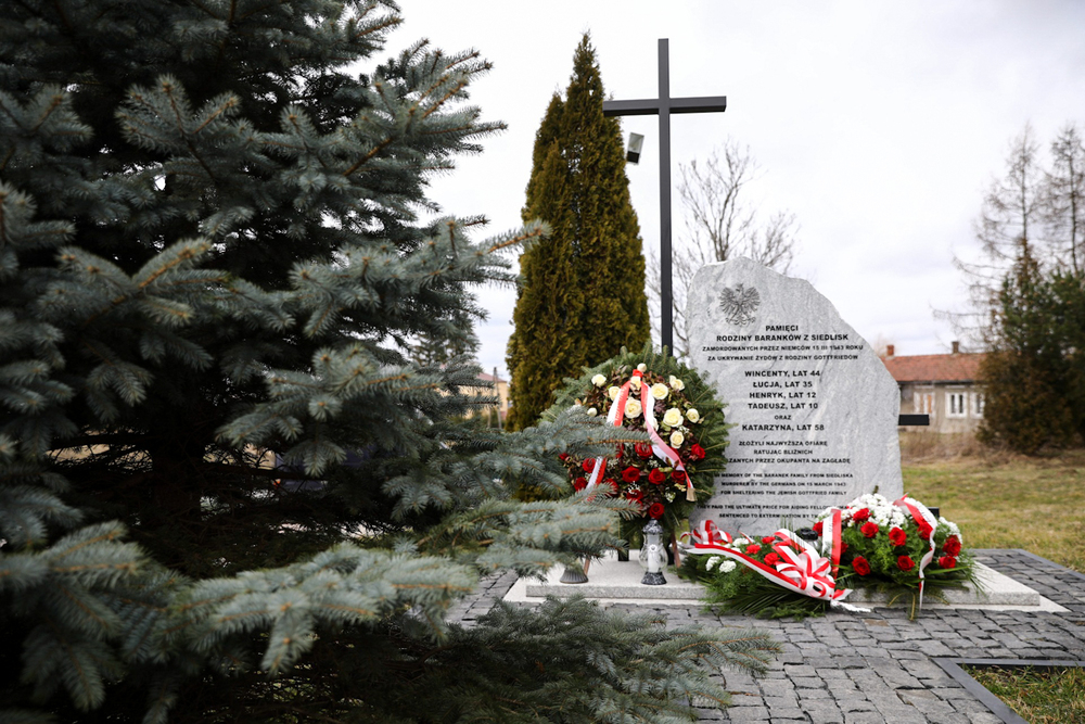 Uroczystości w Miechowie i Siedliskach upamiętniające rodzinę Baranków i ukrywanych przez nią Żydów, zamordowanych przez Niemców w 1943 r. Fot. Sławek Kasper (IPN)