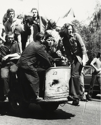 Najsłynniejsze zdjęcie przedstawiające protestujących robotników w Radomiu 25 VI 1976 r. Jedno z kilkuset, jakie wykonali tego dnia funkcjonariusze milicji. Na ich podstawie identyfikowano potem i karano uczestników protestu. Za kierownicą wózka akumulatorowego Dariusz Markowski (fot. IPN)