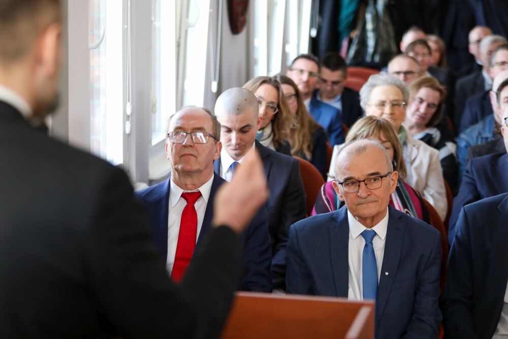 Uroczystość wręczenia Piotrowi Szubarczykowi Krzyża Oficerskiego Orderu Odrodzenia Polski – Starogard Gdański, 17 marca 2023. Fot. Mikołaj Bujak (IPN)