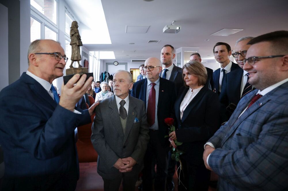 Uroczystość wręczenia Piotrowi Szubarczykowi Krzyża Oficerskiego Orderu Odrodzenia Polski – Starogard Gdański, 17 marca 2023. Fot. Mikołaj Bujak (IPN)