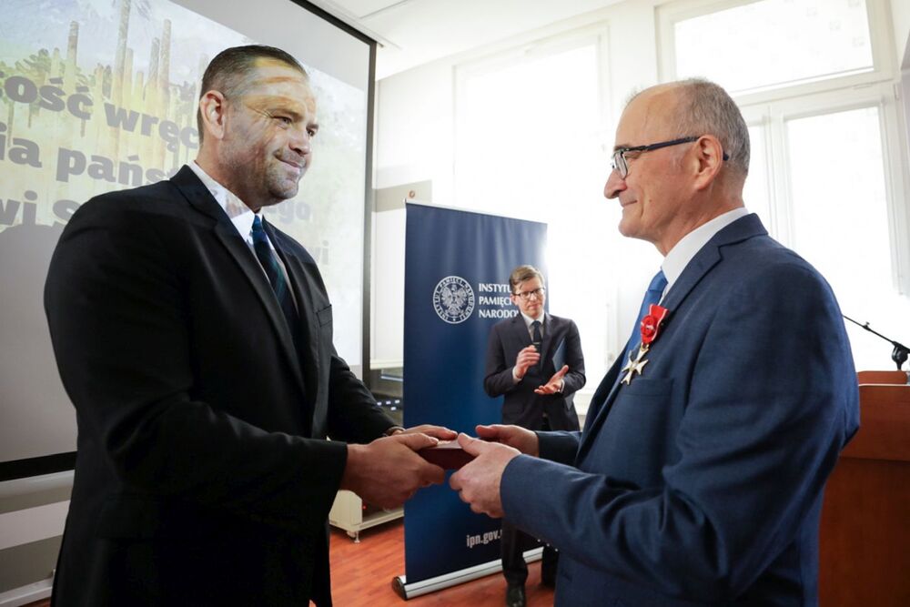 Uroczystość wręczenia Piotrowi Szubarczykowi Krzyża Oficerskiego Orderu Odrodzenia Polski – Starogard Gdański, 17 marca 2023. Fot. Mikołaj Bujak (IPN)