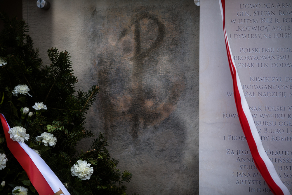 Uroczystość odsłonięcia tablic upamiętniających oryginalne znaki Polski Walczącej – Warszawa, 20 marca 2023. Fot. Sławek Kasper (IPN)