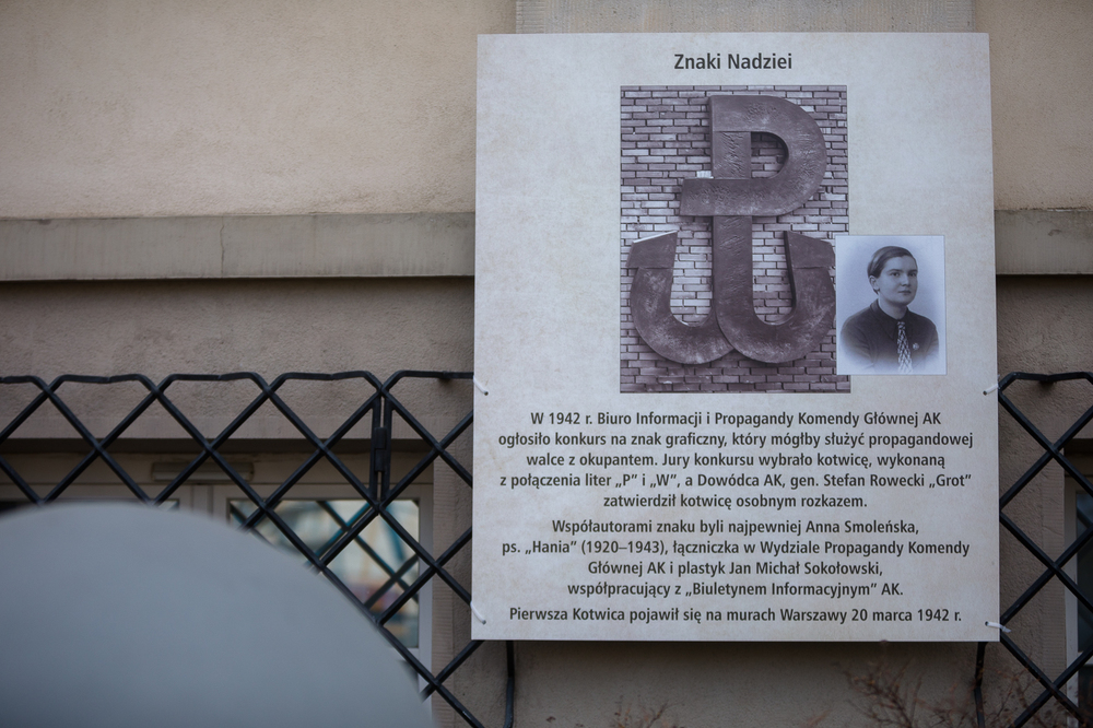 Uroczystość odsłonięcia tablic upamiętniających oryginalne znaki Polski Walczącej – Warszawa, 20 marca 2023. Fot. Sławek Kasper (IPN)