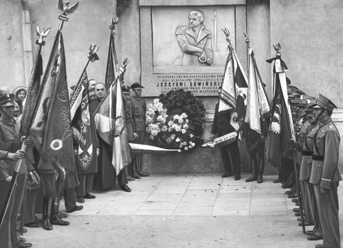 Uroczystości ku czci generała Józefa Bema w Warszawie. Poczty sztandarowe organizacji kombatanckich po złożeniu wieńca pod tablica upamiętniającą generała Józefa Bema wmurowaną w elewację boczną kościoła pw. św. Wawrzyńca, wrzesień 1932 r. Fot. ze zbiorów NAC