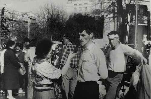 Jadwiga Chmielowska przeprowadza wywiad w czasie demonstracji na rzecz niepodległego państwa ukraińskiego, Kijów 1991 r. (fot. z albumu na 25-lecie Solidarności Walczącej "O wyzwolenie z komunizmu ludzi i narodów przysięgam walczyć", Warszawa 2007)